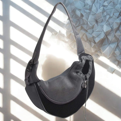 Sac de transport pour chien de couleur gris et noir sur une surface blanche 