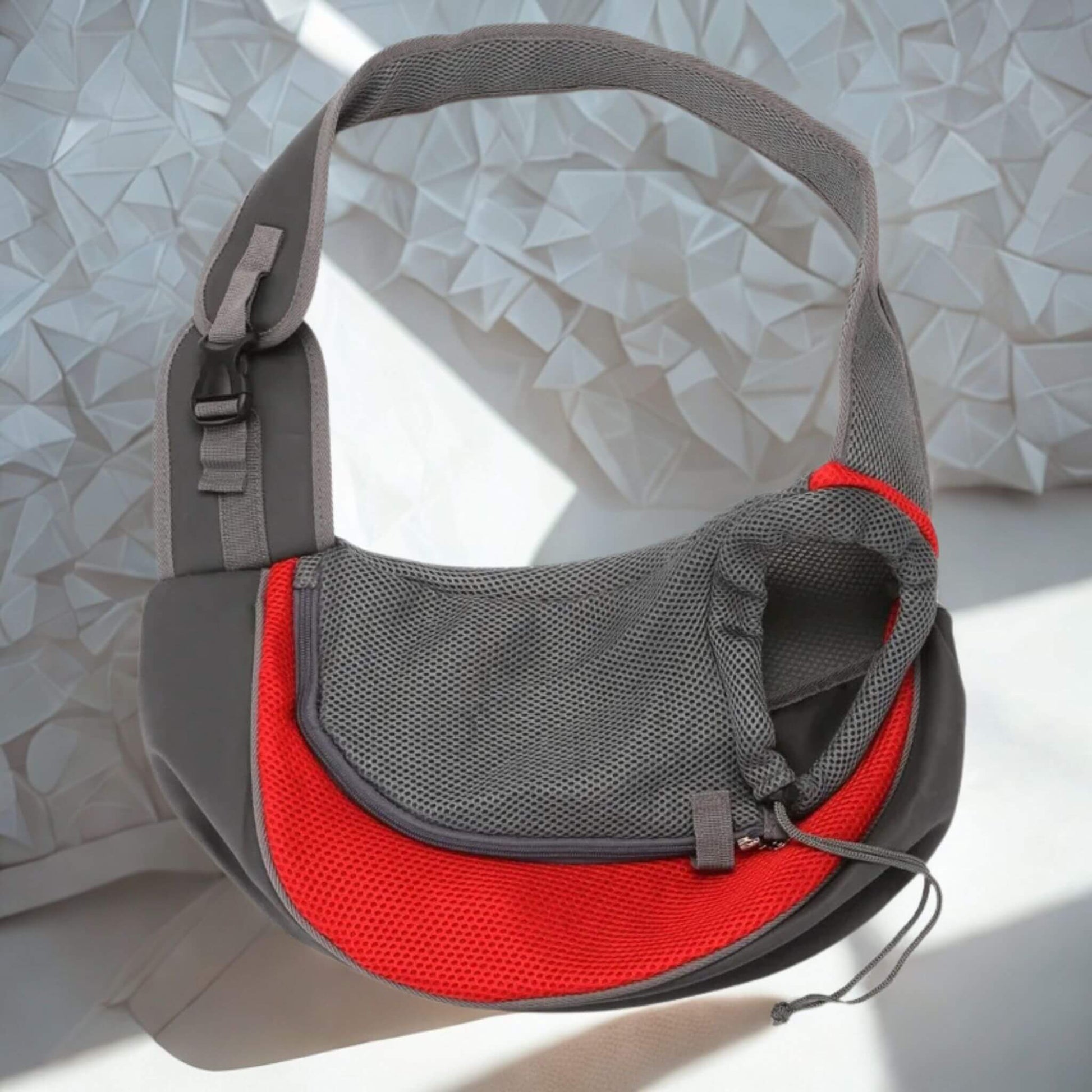 Sac à bandoulière couleur gris et rouge sur une surface blanche avec motif 