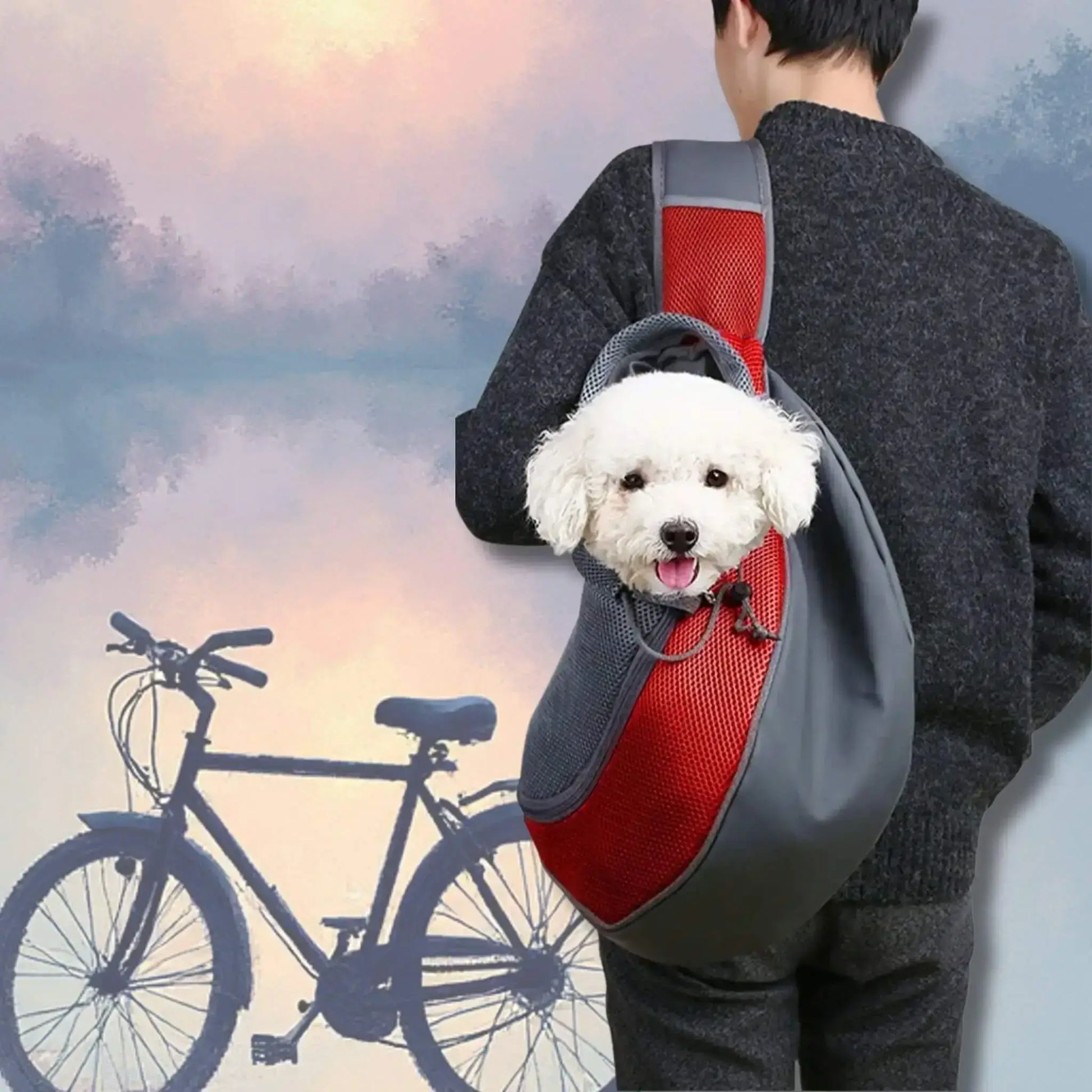 Un homme porte à l'épaule le sac de transport pour chien rouge avec son bichon frisé à l'intérieur.