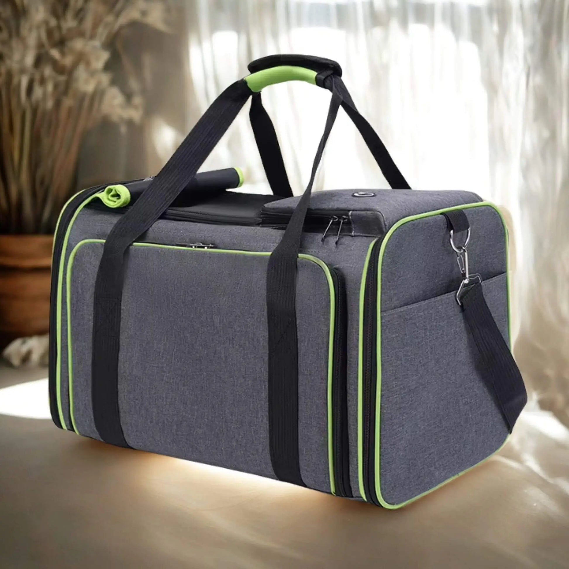 Un sac de transport pour chien au sol de couleur gris et vert.