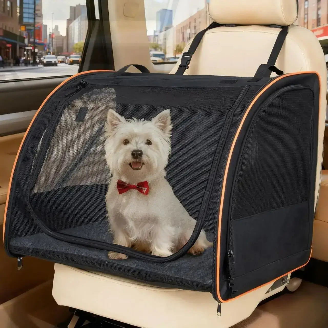 Un west highland assis dans son sac de transport pour chien pour voiture sur le siège avant.