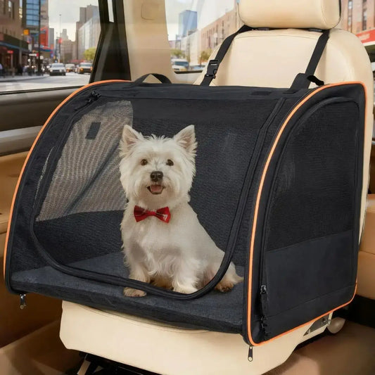 Un west highland assis dans son sac de transport pour chien pour voiture sur le siège avant.