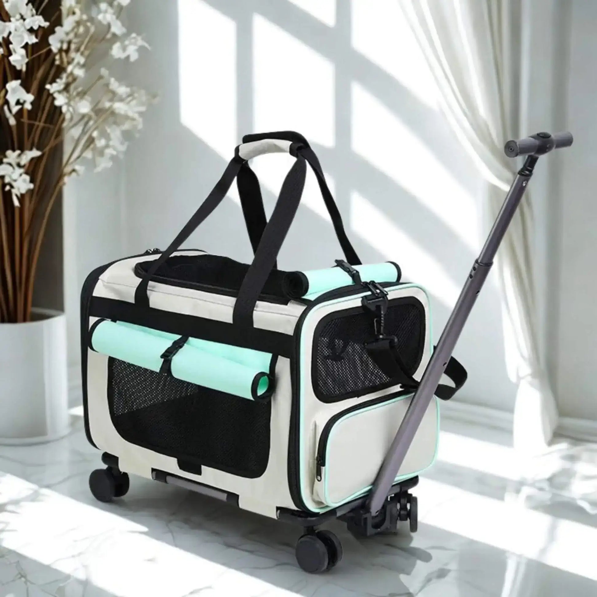 Un sac de transport pour petit chien de couleur blanc et turquoise avec rideau en arrière,