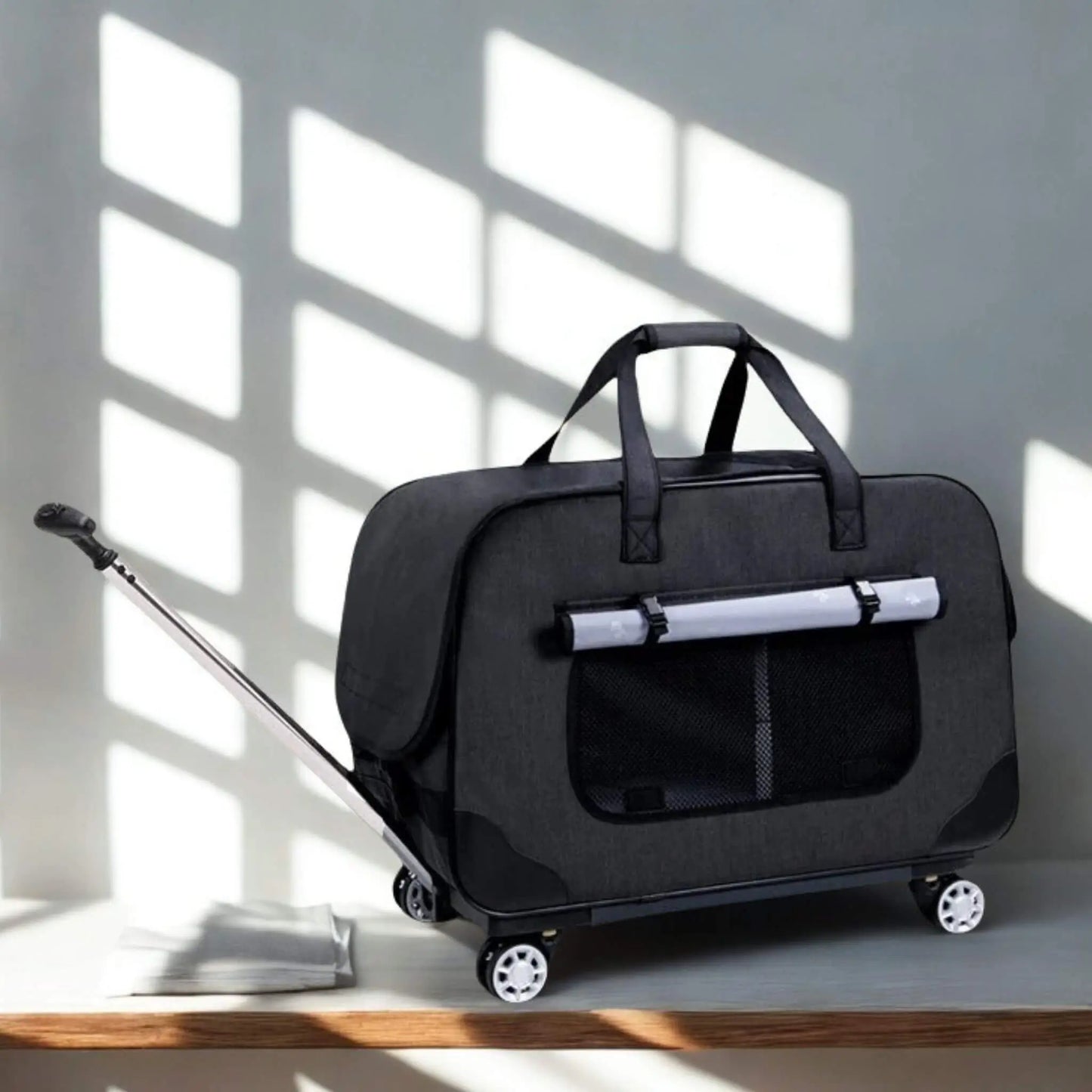 Un sac de transport pour chien à roulettes et manche télescopique noir.