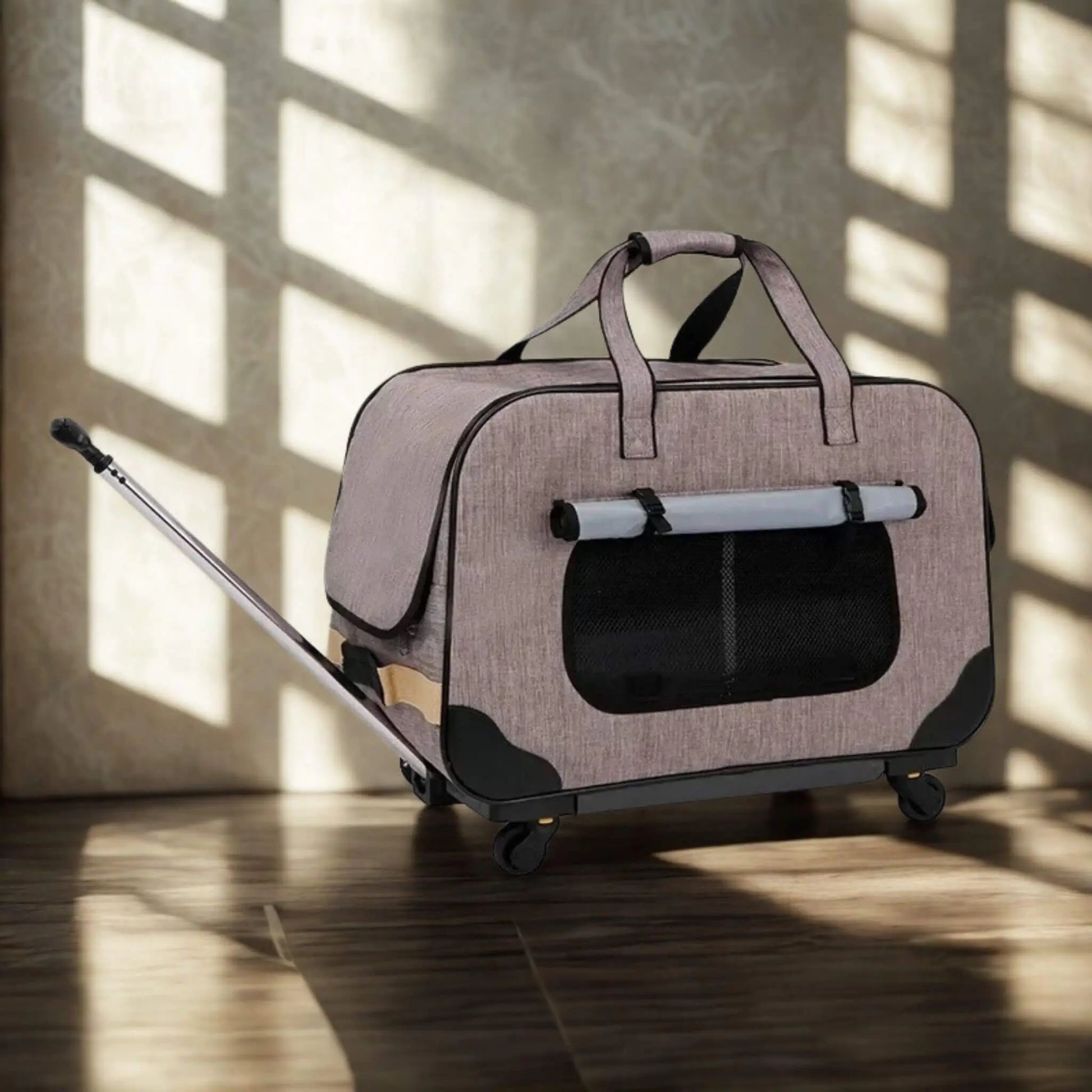 Un sac de transport pour chien à roulettes et manche télescopique rose.