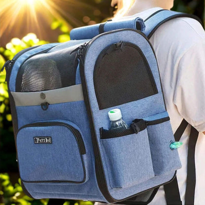 Sac de transport pour chien sur le dos d'un homme avec pochette sur le devant et le côté qui contient une bouteille d'eau