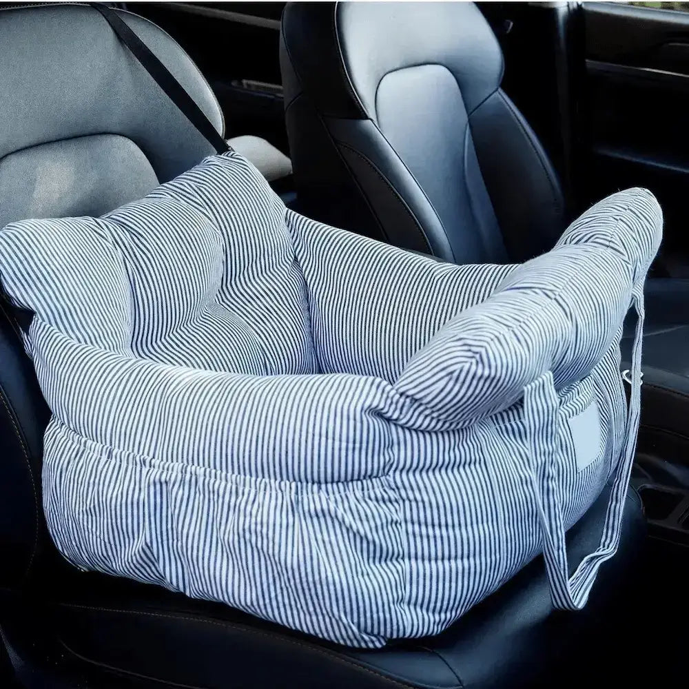 Un siège d'auto pour chiens rayé bleu.