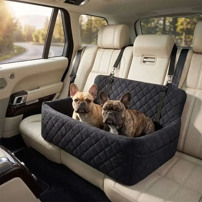Deux bouledogues français assis dans leur siège d'auto pour chiens.