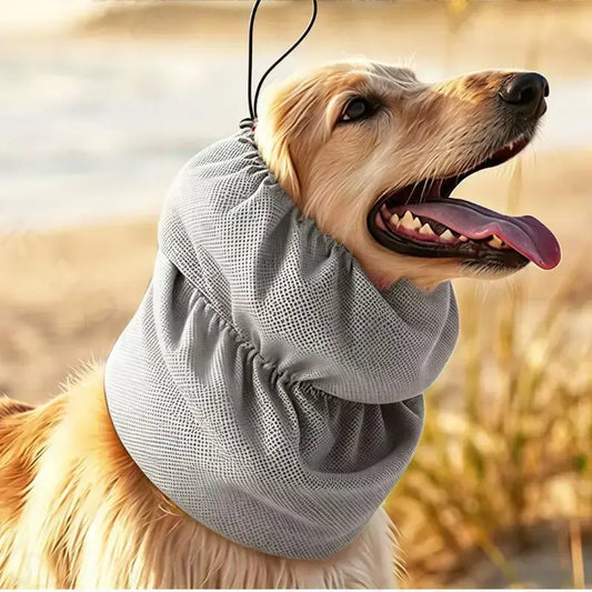 Un lévrier afghan vêtu d'un snood pour chien rafraichissant gris.