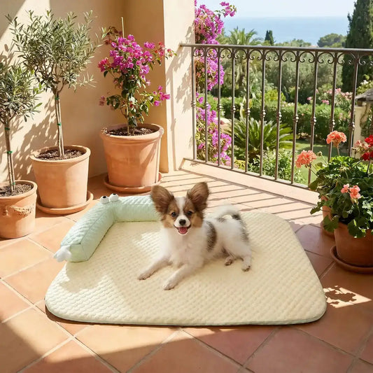 Un chihuahua papillon sur un balcon en campagne est allongé sur un tapis pour chien rafraichissant.