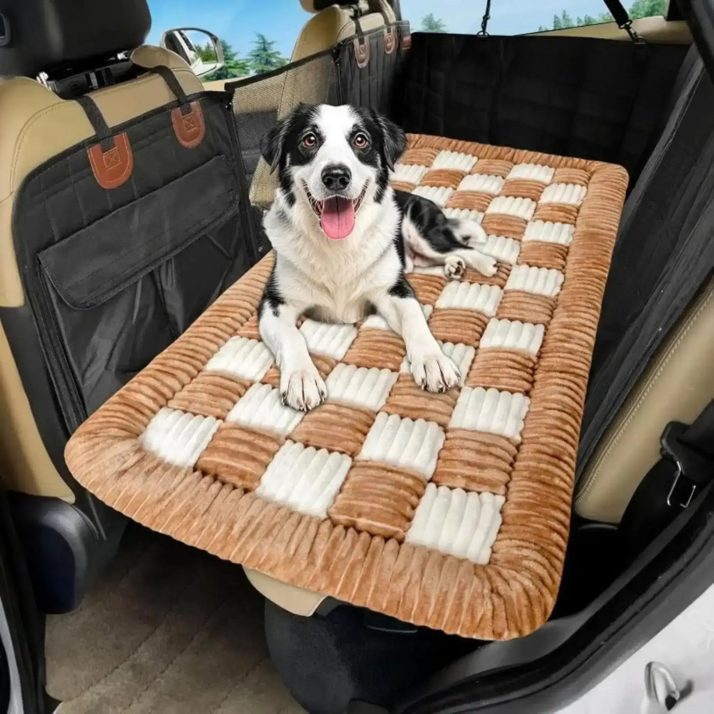 Un border collie allongé sur un tapis pour chien de voiture beige sur le siège arrière.