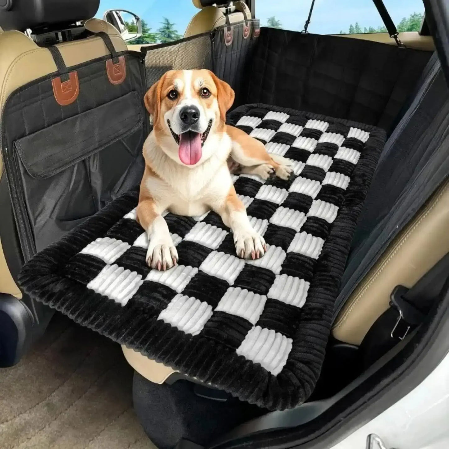 Un labrador allongé sur un tapis pour chien noir et blanc damier sur le siège arrière d'une voiture.