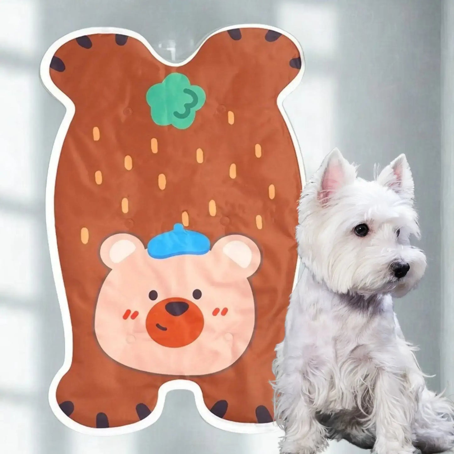 Un west highland avec un tapis rafraichissant pour chien marron avec motif d'ourson.