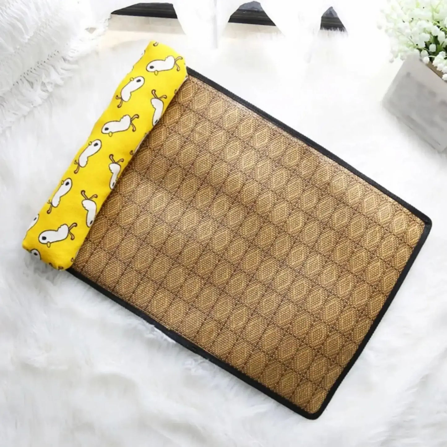 Un tapis rafraichissant pour chien de couleur jaune avec motif poussin.
