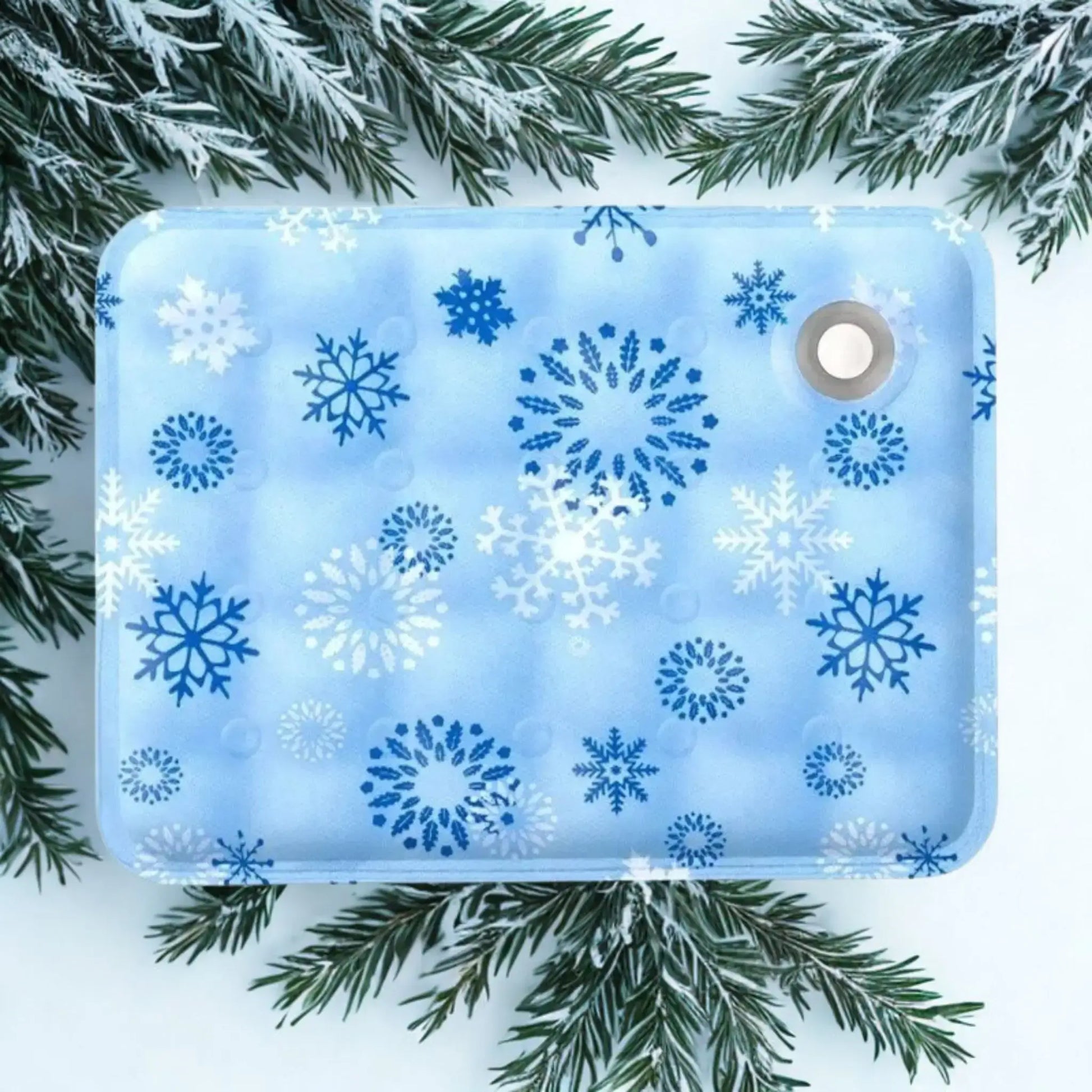 Tapis réfrigérant pour chien bleu pâle avec un motif de flocon de neige.