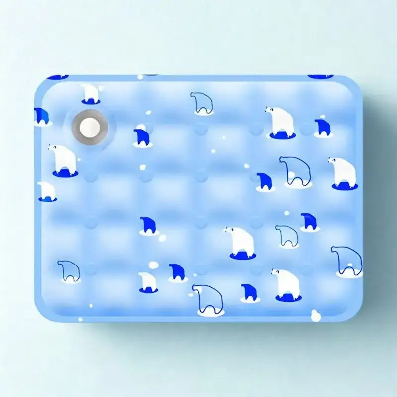 Un tapis réfrigérant bleu pâle avec motif d'ours polaire.