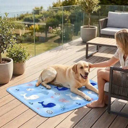 Une femme sur un balcon caresse son labrador allongé sur un tapis réfrigérant pour chien.