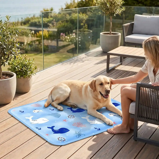 Une femme sur un balcon caresse son labrador allongé sur un tapis réfrigérant pour chien.