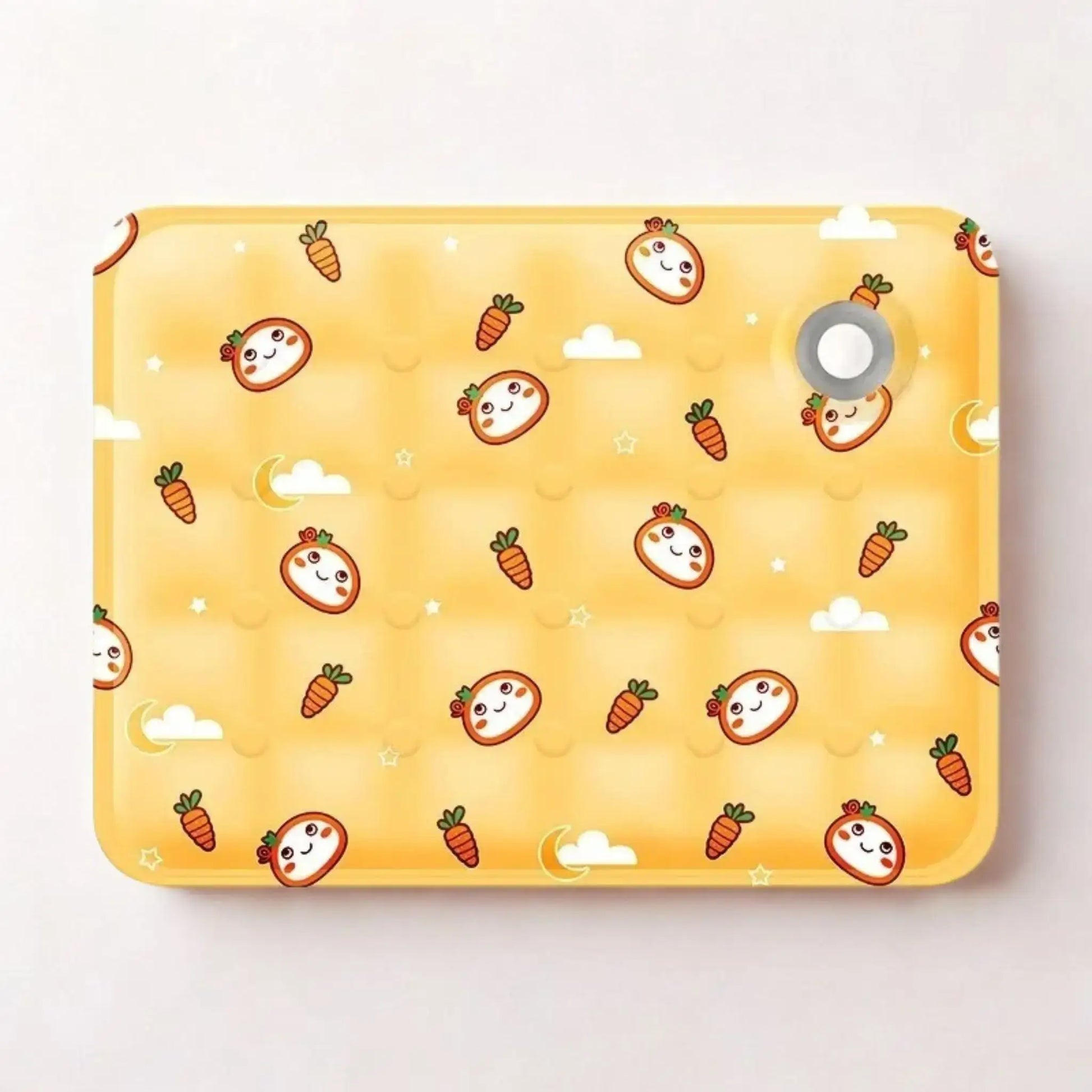 Un tapis réfrigérant pour chien jaune avec motif de carotte.