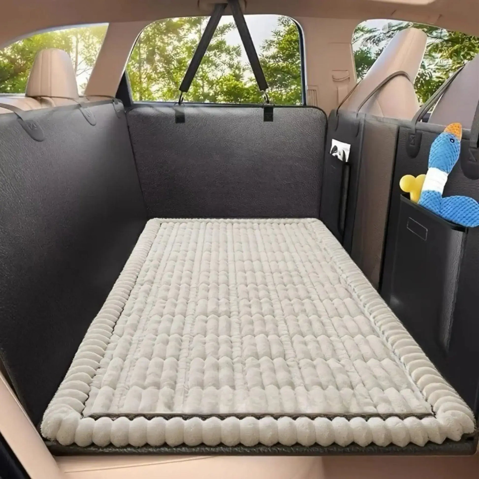 Un tapis de voiture pour chien de couleur beige sur le siège arrière d'une voiture.